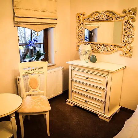 Krysztalowy Dworek Hotel *