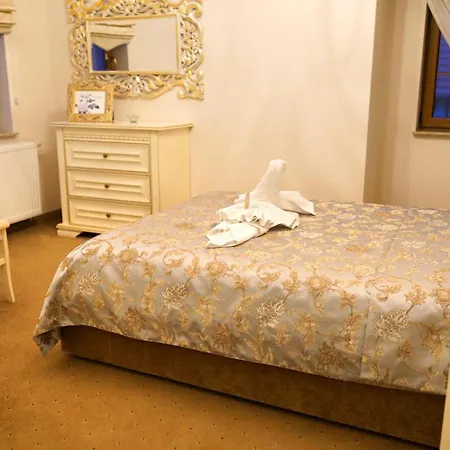 Hotel Krysztalowy Dworek *